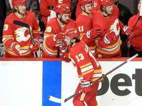 Johnny Gaudreau des Flames de Calgary célèbre après avoir marqué son 200e but dans la LNH lors d'un match contre les Coyotes de l'Arizona en visite au Scotiabank Saddledome de Calgary le 25 mars 2022.