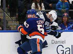 Le centre des Islanders de New York Casey Cizikas (53) et l'aile gauche des Jets de Winnipeg Pierre-Luc Dubois (80) se heurtent aux planches pendant la première période à l'UBS Arena à Elmont, NY, le vendredi 11 mars 2022.