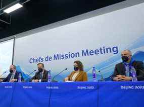 Craig Spence, directeur de la marque et des communications de l'IPC, Andrew Parsons, président de l'IPC, Jitske Visser, président du Conseil des athlètes de l'IPC, et Duane Kale, vice-président de l'IPC, s'adressent aux présidents et secrétaires généraux des comités paralympiques nationaux et des fédérations internationales, à la suite de la décision du conseil d'administration de l'IPC concernant le russe. et des athlètes biélorusses pendant la crise ukrainienne avant les Jeux paralympiques d'hiver de Pékin 2022 le 2 mars 2022.