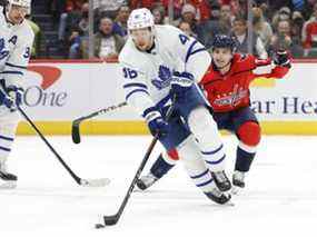 28 février 2022 ;  Washington, District de Columbia, États-Unis ;  Le défenseur des Maple Leafs de Toronto Ilya Lyubushkin (46 ans) patine avec la rondelle tandis que l'ailier gauche des Capitals de Washington Conor Sheary (73 ans) poursuit en première période au Capital One Arena.