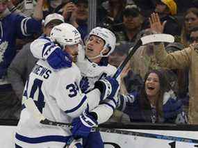 Auston Matthews des Maple Leafs (à gauche) félicite son coéquipier Mitch Marner après que Marner ait marqué contre les Bruins lors de la deuxième période au TD Garden de Boston le mardi 29 mars 2022.