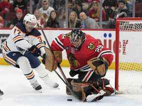 Marc-André Fleury (29) des Blackhawks de Chicago fait une sauvegarde contre Warren Foegele (37) des Oilers d'Edmonton au United Center le jeudi 3 mars 2022, à Chicago, Il.