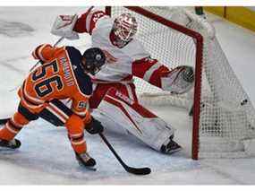 Kailer Yamamoto (56) des Oilers d'Edmonton marque contre le gardien des Red Wings de Détroit Alex Nedeljkovic (39) lors d'un match de la LNH à Rogers Place à Edmonton, le 15 mars 2022.