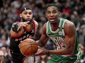 Le garde des Raptors de Toronto Gary Trent Jr. enlève le ballon à l'attaquant des Celtics de Boston Aaron Nesmith.