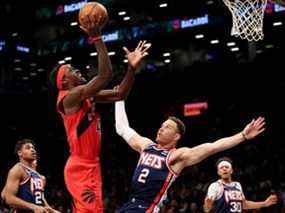 28 février 2022 ;  Brooklyn, New York, États-Unis ;  L'attaquant des Raptors de Toronto Pascal Siakam (43) se dirige vers le panier contre l'attaquant des Brooklyn Nets Blake Griffin (2) et le garde Cam Thomas (24) au cours du premier quart au Barclays Center.