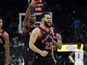 Le garde des Raptors Fred VanVleet (23 ans) et ses coéquipiers célèbrent un panier contre les Spurs mercredi.  nuit.