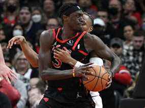 L'attaquant des Raptors Pascal Siakam (43) est victime d'une faute du garde des Cleveland Cavaliers Darius Garland (10) à la Scotiabank Arena.