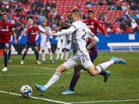 L'attaquant du Toronto FC Jacob Shaffelburg (22 ans) a croisé le ballon lors de la première mi-temps contre le FC Dallas au Toyota Stadium lors du match d'ouverture de la saison des Reds, samedi.