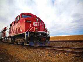 Une locomotive du Canadien Pacifique (CFCP) dans les Prairies.