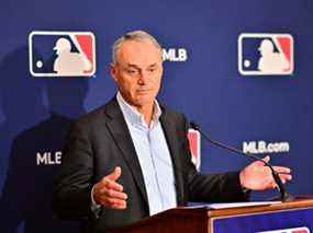 Le commissaire de la Ligue majeure de baseball, Rob Manfred, répond aux questions lors d'une conférence de presse.