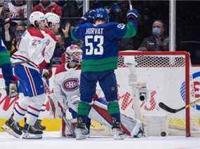 Bo Horvat des Canucks célèbre le but de Brock Boeser contre le gardien des Canadiens Sam Montembeault lors de la deuxième période mercredi soir à Vancouver.