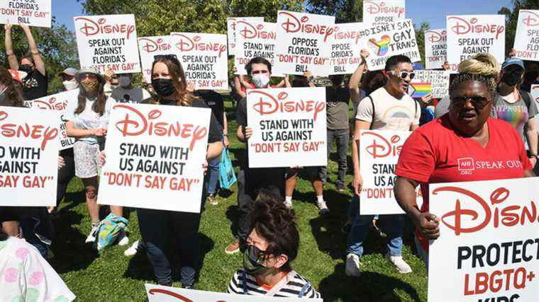 Les employés de Disney se rassemblent pour protester contre les retombées du projet de loi "Ne dites pas gay": "Cela a été vraiment douloureux et écrasant" Les plus populaires doivent lire Inscrivez-vous aux newsletters Variety
	
	
