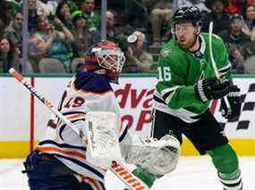 Le gardien de but des Oilers d'Edmonton Mikko Koskinen (19 ans) effectue un arrêt au pad alors que le centre des Stars de Dallas Joe Pavelski (16 ans) cherche le rebond au American Airlines Center le mardi 22 mars 2022.