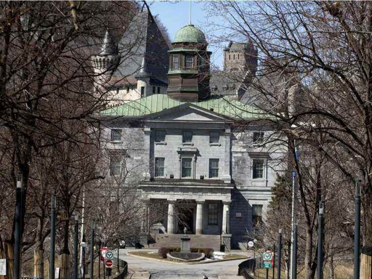 Les étudiants des résidences de McGill atteints de la COVID-19 forcés de rompre l’isolement pour manger