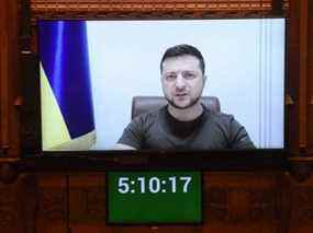 Une photographie publiée par le Parlement britannique montre le président ukrainien Volodymyr Zelenskyy s'adressant aux députés britanniques par liaison vidéo en direct à la Chambre des communes, à Londres, le mardi 8 mars 2022. L'Etat islamique ne l'aime pas parce qu'il est juif.