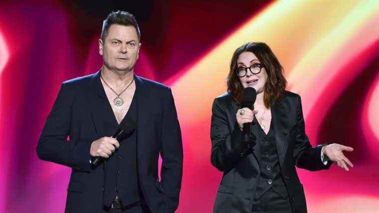 Les hôtes des Spirit Awards, Nick Offerman et Megan Mullally, disent à Poutine de "F*** Off and Go Home" en soutien à l'Ukraine
