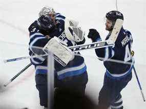 Mark Scheifele (55 ans) des Jets de Winnipeg célèbre son but vainqueur contre les Coyotes de l'Arizona en prolongation lors d'un match le 27 mars 2022 au Canada Life Centre à Winnipeg.