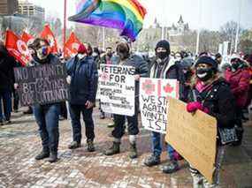 Un groupe dirigé par Community Solidarity Ottawa s'est réuni à l'hôtel de ville samedi pour exiger collectivement des comptes pour ce qu'ils considéraient comme une réponse inefficace à la 