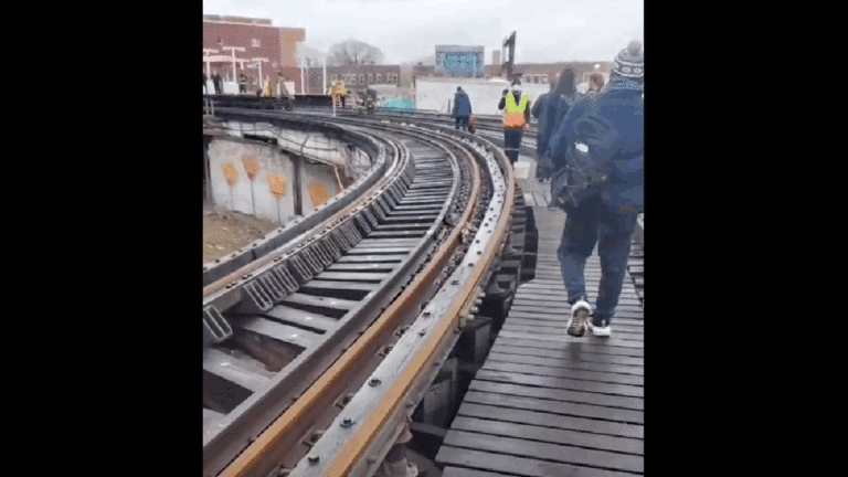 Les navetteurs de Chicago abandonnent et marchent le long des voies après un long retard