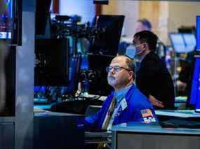 Un trader travaille sur le parquet de la Bourse de New York.