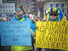 Un grand groupe s'est réuni sur la Colline du Parlement pour manifester sa solidarité avec l'Ukraine et ce qui se passe entre la Russie et l'Ukraine, dimanche 6 mars 2022.