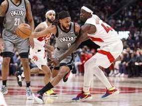 Patty Mills des Brooklyn Nets dribble Pascal Siakam des Toronto Raptors lors de la première moitié de leur match NBA à la Scotiabank Arena le 1er mars 2022 à Toronto, Canada.