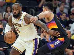 La star des Lakers de Los Angeles, LeBron James, a décroché dimanche la 10 000e passe décisive de sa carrière contre les Phoenix Suns.