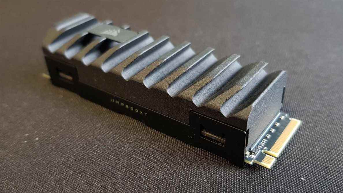 Les refroidisseurs SSD deviendront la nouvelle norme alors que Phison dit que les futurs disques fonctionneront à chaud
