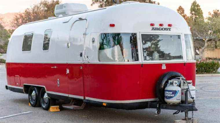 Les vieilles roulottes de voyage peintes d’Airstream sont toujours un joyau de VR vintage