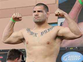 Le combattant poids lourd de l'UFC Cain Velasquez pèse 244 livres lors de la pesée de l'UFC 121 au Honda Center le 22 octobre 2010 à Anaheim, en Californie.