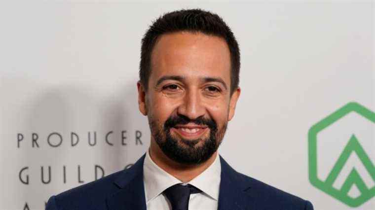 Lin-Manuel Miranda n'assistera pas à la cérémonie des Oscars après que sa femme ait été testée positive au COVID-19.
	
	
