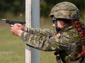 Le programme des pistolets est considéré comme une priorité par l'Armée canadienne, car le nombre d'armes de poing Browning Hi-Power en état de marche, illustré sur cette photo d'archive, a considérablement diminué en raison d'un manque de pièces de rechange.