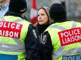 Tamara Lich s'entretient avec des agents de liaison de la police avant son arrestation.