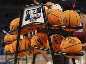 17 mars 2022 ;  Fort Worth, Texas, États-Unis ;  Une vue des ballons de basket Wilson et des logos March Madness et Final Four pendant la seconde moitié du match entre les Kansas Jayhawks et les Texas Southern Tigers lors du premier tour du tournoi NCAA 2022 à Dickies Arena.