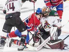 Brendan Gallagher des Canadiens est percuté par le gardien des Coyotes Karel Vejmelka lors d'un match de deuxième période au Centre Bell mardi soir.