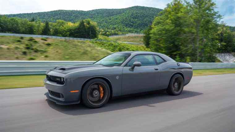 Manuel de la Dodge Challenger Hellcat 2022 manquant retenu pour recalibrage