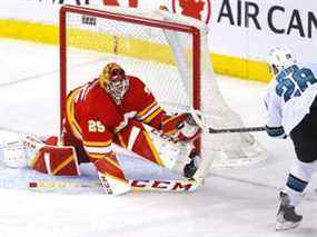 Le gardien des Flames de Calgary Jacob Markstrom a arrêté Timo Meier des Sharks de San Jose en troisième période dans la LNH au Scotiabank Saddledome de Calgary mardi.