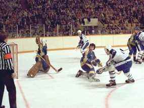 Rick Vaive devient le premier Leaf à marquer 50 buts en une saison, battant le gardien des Blues Mike Liut et la défenseuse Carol Vadnais en 1982. (Graig Abel, Abel Images)