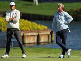 Scottie Scheffler (à gauche) et Brooks Koepka ont été deux des victimes du 17 lors du championnat des joueurs samedi au TPC Sawgrass à Ponte Vedra Beach, en Floride.