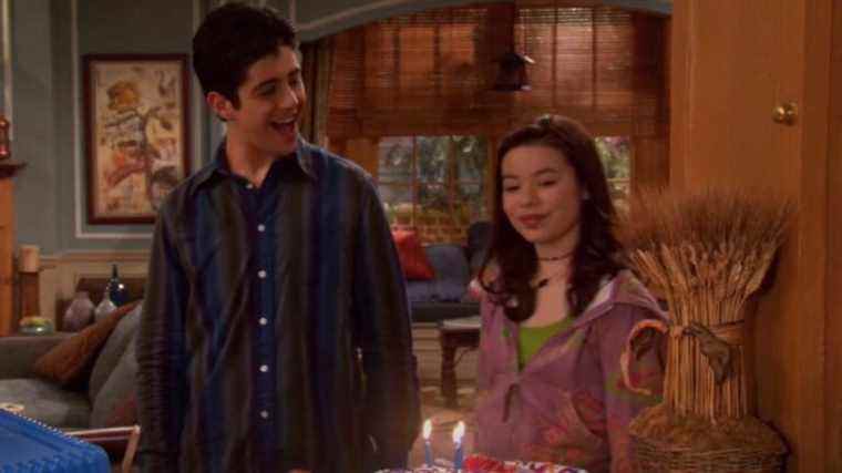 Même Josh Peck s'est moqué de l'appréciation de l'ancienne co-star Miranda Cosgrove pour les bombes F
