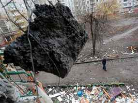 Un homme passe devant un immeuble résidentiel, qui, selon les habitants, a été endommagé par de récents bombardements, dans la ville contrôlée par les séparatistes de Horlivka (Gorlovka) dans la région de Donetsk, Ukraine le 2 mars 2022. REUTERS/Alexander Ermochenko