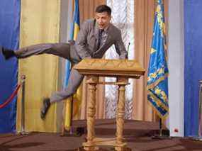 Le président ukrainien Volodymyr Zelenskyy était à l'origine un acteur dont la star politique n'a commencé à monter qu'après avoir joué le président ukrainien dans une série comique satirique intitulée Servant of the People.  Le canadien Netflix vient d'ajouter la série à sa sélection de streaming.