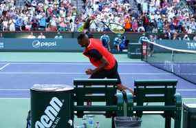 L'Australien Nick Kyrgios brise sa raquette après sa défaite en trois sets contre l'Espagnol Rafael Nadal lors de leur match de quart de finale le Jour 11 de l'Open BNP Paribas au Indian Wells Tennis Garden le 17 mars 2022 à Indian Wells, en Californie.  (Photo de Clive Brunskill/Getty Images)