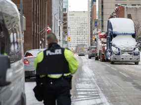 Un camion est remorqué au centre-ville d'Ottawa le dimanche 20 février 2022, après que la police s'est efforcée d'éliminer une manifestation de camionneurs qui visait des mesures COVID-19 qui se sont transformées en une manifestation antigouvernementale plus large.  LA PRESSE CANADIENNE/Cole Burston ORG XMIT : CLB111_2022022018