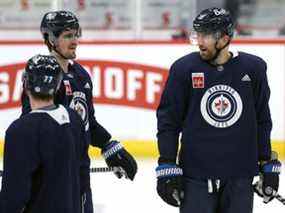 Le capitaine des Jets de Winnipeg Blake Wheeler (à droite) et son coéquipier Mark Scheifele discutent pendant l'entraînement le lundi 7 mars 2022.