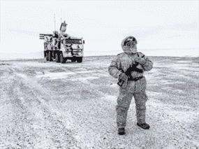 Un soldat tient une mitrailleuse alors qu'il patrouille dans une base militaire russe sur l'île de Kotelny, au-delà du cercle arctique, en avril 2019.