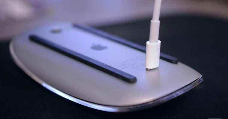 Nous sommes en 2022 et la Magic Mouse charge toujours par le bas