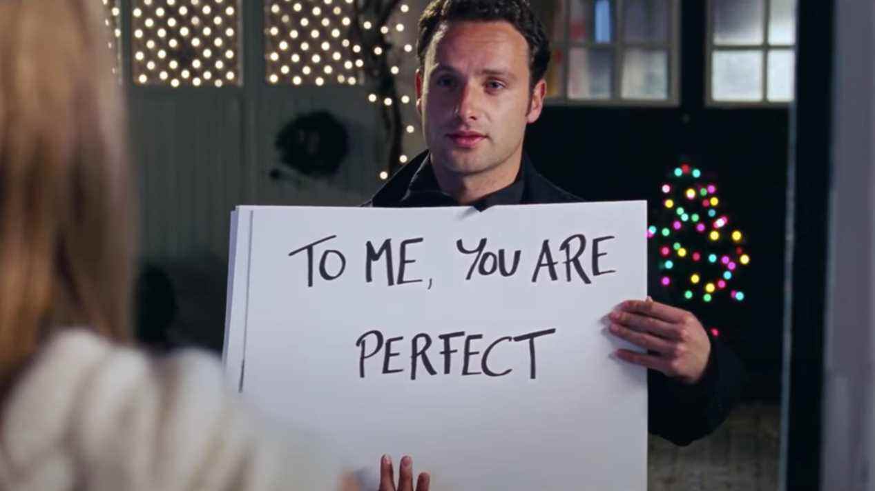 Andrew Lincoln se tient avec ses cartes aide-mémoire devant Keira Knightley dans Love Actually.