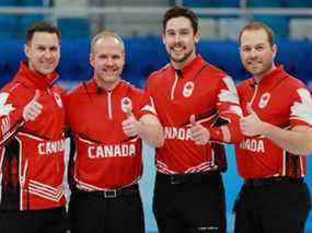 La patinoire de Gushue – de gauche à droite, le capitaine Brad Gushue, le troisième Mark Nichols, le deuxième Brett Gallant et le premier Geoff Walker – a remporté une médaille de bronze pour le Canada aux Jeux olympiques d'hiver de Pékin et participe également au Brier Tim Hortons 2022.