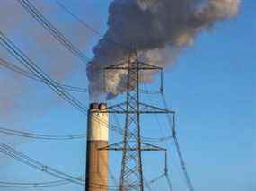 Un pylône électrique sur fond de tour de refroidissement à la centrale électrique au charbon d'Uniper SE à Ratcliffe-on-Soar, Royaume-Uni